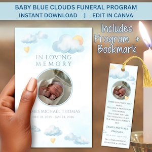 Puede incluir: Un programa fúnebre y un marcapáginas de color azul bebé. El programa presenta una foto de un bebé, nubes y el texto "In Loving Memory". El marcapáginas incluye una foto del bebé y un poema. El texto dice "Baby Blue Clouds Funeral Program."