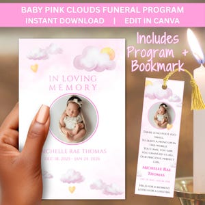 Op de afbeelding: Een babyroze begrafenisprogramma en bladwijzer set. Het programma bevat een foto van een baby, wolken en de tekst "In Loving Memory". De bladwijzer bevat een foto, een gedicht en de naam en data van de baby.
