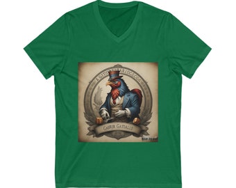 Puede incluir: Una camiseta verde de cuello en V con una ilustración de estilo vintage de un gallo con sombrero de copa y traje, sosteniendo dados y cartas. La ilustración está rodeada de un marco circular con el texto "A GITHUBBRIDGGE GABRIR GATIALLE".