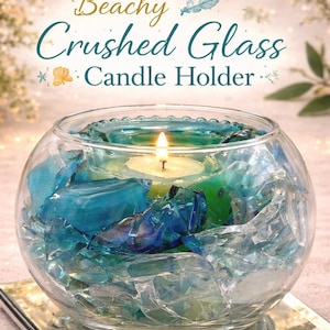 Puede incluir: Un portavelas redondo de cristal transparente lleno de vidrio triturado azul y transparente. Una vela encendida est&aacute; en el centro. El texto "Beachy Crushed Glass Candle Holder" est&aacute; en la parte superior.