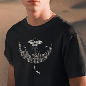 T shirt "UFOs" Street art cool unisex gift idea Funny spaceship Alien Abduction shirt for extraterrestrial cosmic Space Lover boyfriend tee