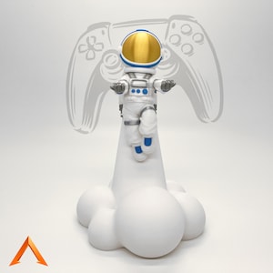 Op de afbeelding: Een wit astronautbeeldje met een gouden helm zit op een witte, wolkvormige basis. De astronaut houdt een videogamecontroller in zijn handen. De controller is in grijs getekend achter de astronaut.