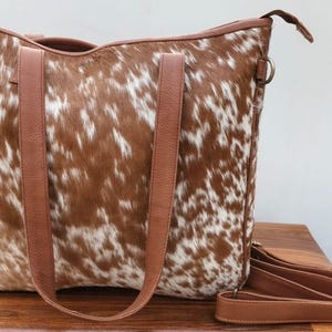 Fourre-tout en cuir de vachette | Sac à main pour femme en poils véritables sur fourrure de vache | Sac à main bohème western marron et blanc à imprimé vache, cadeau de Noël