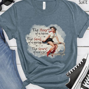 Retro Cowgirl-skjorta, Hippies hjärta, En zigenares själ, En cowgirls ande, Gypsy Soul-tröja, Western Rodeo-t-shirt, Flower Child-t-shirt Heather Slate