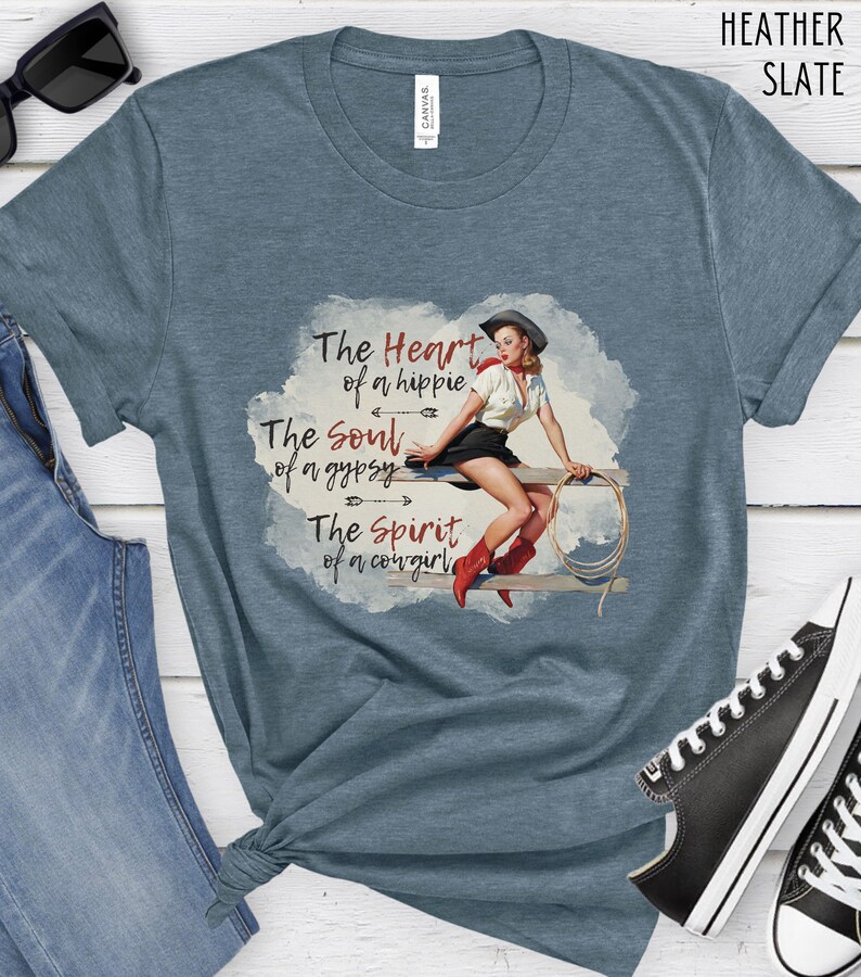 Retro Cowgirl-skjorta, Hippies hjärta, En zigenares själ, En cowgirls ande, Gypsy Soul-tröja, Western Rodeo-t-shirt, Flower Child-t-shirt Heather Slate