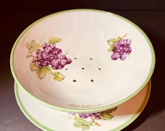 Dit item is een vintage Boheemse porseleinen bessenschaal en bijpassende onderbordset, gemaakt in Tsjecho-Slowakije.