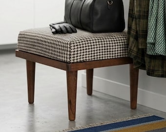Handgemachter quadratischer Pouf Ottomane: Weiche Boho Fußstütze mit Holzbeinen