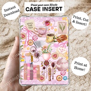 Puede incluir: Una funda rosa para Kindle con temática de fiesta de té. El diseño incluye tazas de té, galletas, flores y el texto "Print your own Kindle CASE INSERT". El texto adicional incluye "Instant Download", "Print, Cut & Insert!" y "Print at Home!"