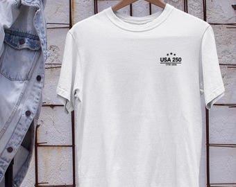 USA 250 Jubiläum Stickerei Logo T-Shirt | Minimaler Vaterländischer Brustdruck, Amerika-Hemd, Semiquincennial