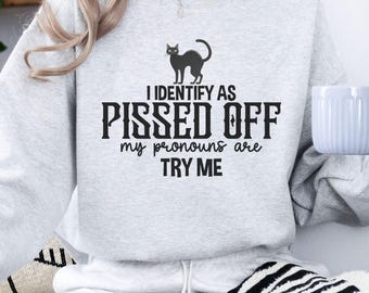 Pissed Off Pronomen Halloween Sweatshirt: Unisex Rundhalsausschnitt