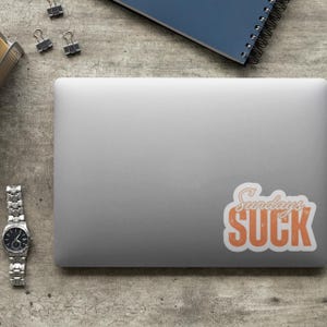 Adesivos Sundays Suck, adesivos motivacionais para laptop, arte de parede inspiradora, humor no escritório, ideias de presentes para amigos, pacote de adesivos Kiss-Cut