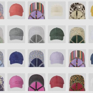 K&ouml;nnte beinhalten: Sammlung von Baseballkappen in verschiedenen Farben und Mustern. Enth&auml;lt unifarbene Farben wie Rot, Blau und Rosa sowie gemusterte Kappen mit floralen, gestreiften und Animal-Print-Designs. Die Kappen werden vor einem neutralen Hintergrund gezeigt.