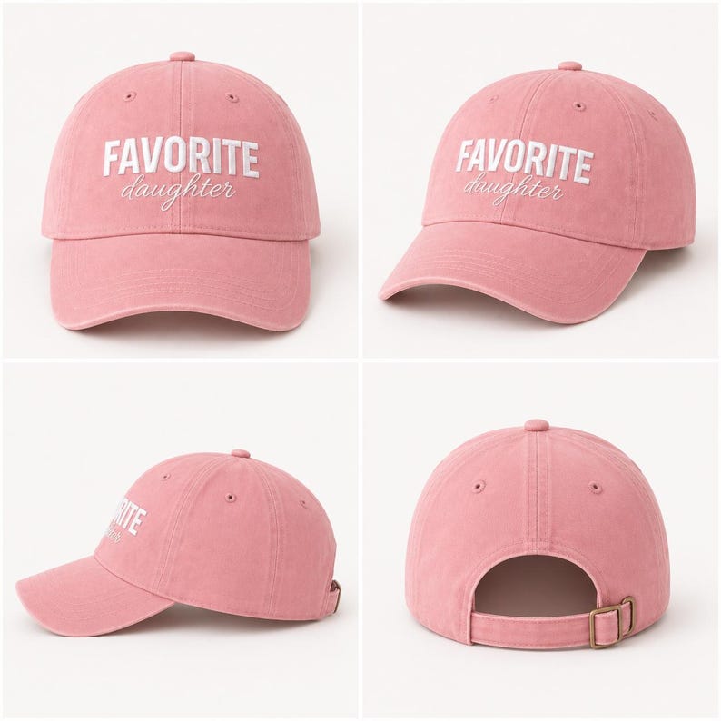 K&ouml;nnte beinhalten: Staubrosa Baseballkappe mit dem wei&szlig;en Schriftzug "FAVORITE daughter". Die Kappe hat einen gebogenen Schirm, einen Metallverschluss und eine runde Oberseite.