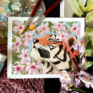TIGER IN BLUMEN Kunstdruck Realistische Tiermalerei üppiges rosa Blumen- abstrakter Dschungel-König bunte friedliche wild lebende Tiere gerahmte Wanddekoration