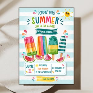 Op de afbeelding: Een zomerfeestuitnodiging met aquarelillustraties van vier kleurrijke ijsjes en watermeloenpartjes op een lichtblauwe gestreepte achtergrond. De tekst bevat "POPPIN' INTO SUMMER", "JOIN US FOR A SWEET SUMMER CELEBRATION", datum, tijd en locatiegegevens.