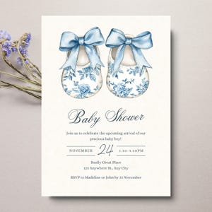 Elegante stoffige blauwe toile de joile-babyshoweruitnodiging, kleine jongen bloemen Delfts kinderslofjes, afdrukbare vintage Franse uitnodigingssjabloon