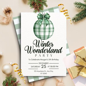 Faire-part 5e anniversaire hiver au pays des merveilles, modèle de carte d'ornements verts, fête d'anniversaire enneigée Evite, téléchargement numérique imprimable