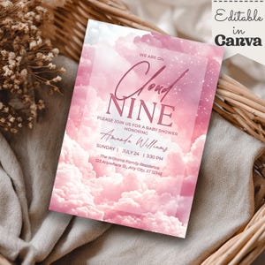 Può includere: Un invito per un baby shower con un design di nuvole rosa ad acquerello. L'invito recita "Cloud Nine" e include i dettagli dell'evento: data, ora e luogo. Il testo "Editable in Canva" si trova in alto a destra.