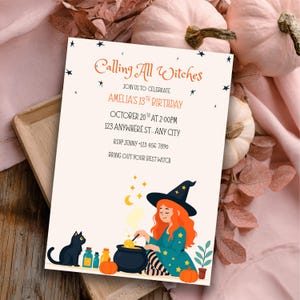 Puede incluir: Una invitación temática de Halloween con el texto "Calling All Witches" y detalles para el 13 cumpleaños de Amelia. La ilustración presenta una bruja removiendo un caldero, un gato negro, calabazas y estrellas.