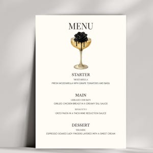 Könnte beinhalten: Eine schwarz-weiße Speisekarte mit einer schwarzen Rose in einem goldenen Glas. Die Speisekarte listet eine Vorspeise, ein Hauptgericht und ein Dessert auf. Die Vorspeise ist Mozzarella mit Trauben-Tomaten und Basilikum. Das Hauptgericht ist gegrilltes Hähnchenbrustfilet in einer cremigen Dill-Sauce und Risotto. Das Dessert ist Tiramisu.