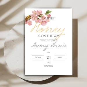 Invitación "A Little Honey Is On The Way" (Descarga instantánea) Plantilla editable para baby shower de género neutro, imprimible para fiesta de abejas, cursiva