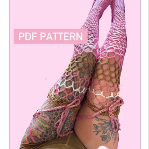 Op de afbeelding: PDF-patroon voor gehaakte beenwarmers in een roze en bruine kleurstelling. Het patroon heet "Wandering Fae Stockings Pattern".