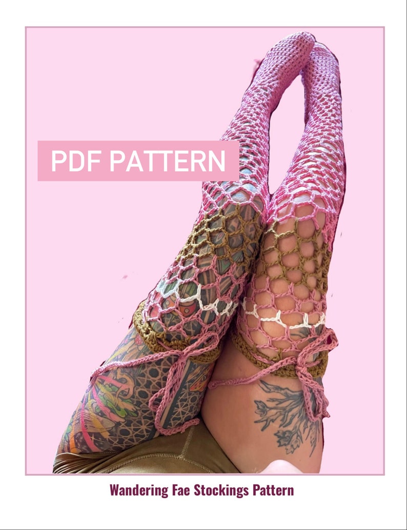 Op de afbeelding: PDF-patroon voor gehaakte beenwarmers in een roze en bruine kleurstelling. Het patroon heet "Wandering Fae Stockings Pattern".