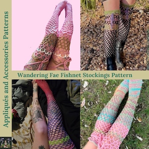 Puede incluir: Cuatro pares diferentes de medias de red de ganchillo en varios colores, incluyendo rosa, negro, morado y verde. Las medias se muestran en diferentes modelos en varios entornos. El texto "Wandering Fae Fishnet Stockings Pattern" se muestra en la imagen.