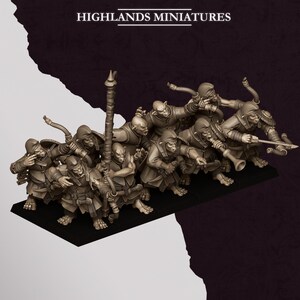Puede incluir: Un grupo de miniaturas de duendes de fantasía en color beige de Highlands Miniatures, dispuestas sobre una base rectangular negra. Las figuras llevan túnicas y capuchas, algunas sostienen lanzas, arcos y cuernos. El texto HIGHLANDS MINIATURES aparece arriba.
