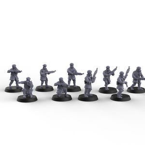 Può includere: Un set di dieci miniature di soldati in plastica grigia, ciascuna con un fucile e in piedi su una base rotonda nera.