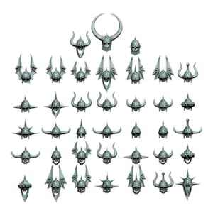 Peut inclure: Un ensemble de 30 casques miniatures en plastique de différents styles, y compris des designs à cornes, à ailes et à pointes. Les casques sont de couleur gris clair et semblent être destinés à un jeu de table ou à la peinture miniature.