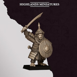 Puede incluir: Una figura en miniatura de un guerrero orco de Highlands Miniatures, con armadura de escamas, casco puntiagudo, sosteniendo una espada curva en alto con una mano y un escudo redondo de madera con la otra, sobre una base cuadrada negra.
