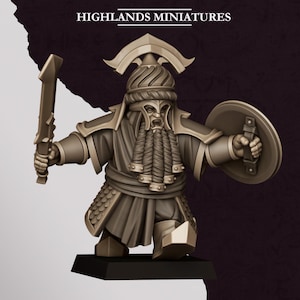 Puede incluir: Una figura miniatura monocromática marrón de un guerrero barbudo con un casco estilo turbante y armadura de escamas. La figura sostiene una espada en la mano derecha y un escudo redondo en la izquierda. El texto HIGHLANDS MINIATURES aparece en la parte superior.