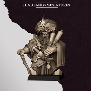 Puede incluir: Una figura miniatura monocromática de un personaje barbudo con un turbante grande, túnicas superpuestas y armadura de escamas. La figura sostiene un bastón en una mano y un pergamino en la otra, con el texto HIGHLANDS MINIATURES arriba.