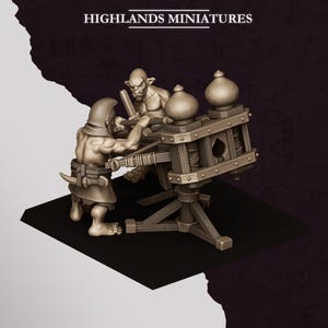 Puede incluir: Un set de miniaturas de resina beige que muestra dos figuras tipo duende operando un arma de asedio de madera con base de trípode y dos remates redondeados. El texto HIGHLANDS MINIATURES aparece en la parte superior en letras blancas.
