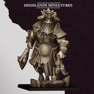Puede incluir: Una figura en miniatura de color beige de un guerrero con casco con cuernos y armadura, que sostiene un hacha grande en una mano y dos cabezas cortadas en la otra. El texto HIGHLANDS MINIATURES está impreso en la parte superior.