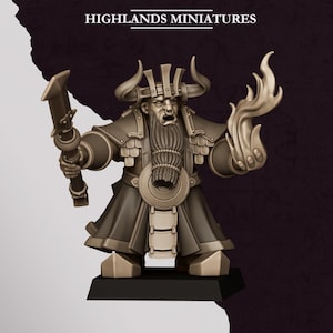 Puede incluir: Una figura en miniatura de un guerrero enano barbudo con casco de cuernos, armadura superpuesta y túnica larga. La figura sostiene una hoja rectangular en la mano derecha y una llama esculpida en la izquierda. El texto dice HIGHLANDS MINIATURES.
