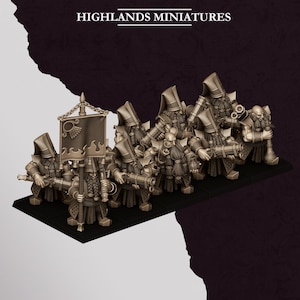 Puede incluir: Un conjunto de figuras en miniatura de enanos en color beige de Highlands Miniatures, con personajes barbudos con sombreros altos, algunos sosteniendo armas de fuego y uno portando un estandarte con diseño de llamas. Las figuras están sobre una base negra.