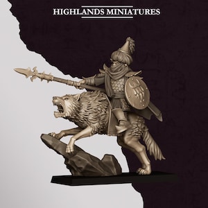 Puede incluir: Una figura miniatura beige de un guerrero montado sobre un lobo gruñendo, sobre una base rocosa. El guerrero lleva un turbante, armadura de escamas y una bufanda, sosteniendo una lanza y un escudo redondo. El texto HIGHLANDS MINIATURES aparece arriba.