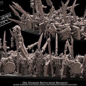 Könnte beinhalten: Eine Gruppe von 20 Orc-Speerträger-Miniaturen, bereit für die Schlacht. Die Miniaturen sind aus grauem Kunststoff gefertigt und in verschiedenen dynamischen Posen dargestellt. Sie sind mit Speeren und Schilden bewaffnet und tragen Rüstungen und Helme. Die Miniaturen sind Teil eines kampfbereiten Regiments.