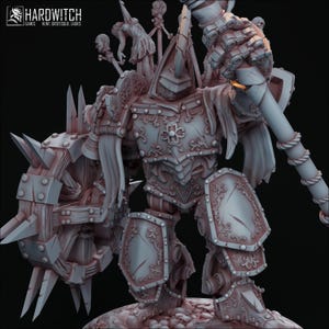 Può includere: Figura in miniatura grigia e dettagliata di un guerriero pesantemente corazzato, forse per giochi da tavolo. La figura ha un'armatura ornata, un grande scudo a punte e un'arma. Il logo Hardwitch Games è visibile.