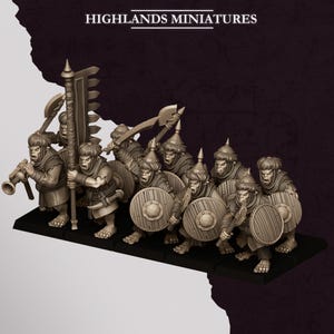 Puede incluir: Un conjunto de ocho figuras en miniatura de color beige sin pintar de Highlands Miniatures, cada una con una criatura fantástica de orejas puntiagudas, con túnicas y cascos, portando escudos redondos, hachas y un estandarte sobre bases negras.