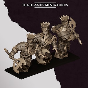Puede incluir: Tres miniaturas de guerreros de fantasía en color beige de Highlands Miniatures, cada una con corona y armadura con motivo de calavera. Estas figuras presentan cuerpos inferiores fantasmales y sostienen grandes hachas de doble hoja.