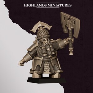 Puede incluir: Una figura en miniatura de un guerrero barbudo con un casco estilo turbante y armadura en capas, sosteniendo una gran hacha de batalla de doble cabeza. La figura se apoya sobre una base negra y muestra el texto HIGHLANDS MINIATURES arriba.