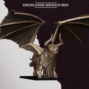 Puede incluir: Una figura miniatura marrón de una criatura alada parecida a un toro con cuernos, que lleva un collar decorativo y tela drapeada. El texto HIGHLANDS MINIATURES aparece en la parte superior. La criatura tiene alas grandes y correosas.