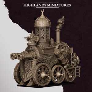 Puede incluir: Un modelo en miniatura monocromático de una locomotora de vapor con intrincados patrones de filigrana, una torre abovedada con un remate de media luna, cañones frontales dobles y dos pequeñas figuras en la máquina y la plataforma trasera.