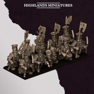 Puede incluir: Un conjunto de figuras en miniatura de fantasía de color beige etiquetadas como Highlands Miniatures, con personajes blindados con sombreros altos, barbas largas y varias armas de asta, incluyendo hachas y un bastón, sobre una base negra.