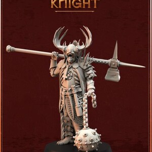 Könnte beinhalten: Eine graue, detaillierte Miniaturfigur eines Ritters mit Geweih, einer Kette und einer Stachelkugel sowie einer großen Axt. Die Figur steht auf einem schwarzen Sockel. Das Wort "KNIGHT" ist in goldenen Buchstaben oben im Bild geschrieben.