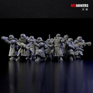 Könnte beinhalten: Eine Gruppe grauer Miniatursoldaten, bewaffnet mit Gewehren und anderen Waffen, steht in einer Reihe. Die Soldaten tragen Helme und Mäntel. Das Bild hat den Text "REDMAKERS" in Rot oben.