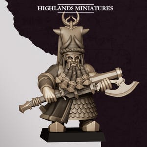 Puede incluir: Una figura miniatura de color beige de un guerrero barbudo con un casco alto con cresta de media luna, sosteniendo un hacha de mango largo. La figura tiene barba trenzada, armadura de escamas y se apoya en una base negra. Texto: HIGHLANDS MINIATURES.